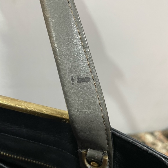 Vincis Bench Leather hand bag original. Standard size. Used . Condition 9/10 - Picture 7 of 14